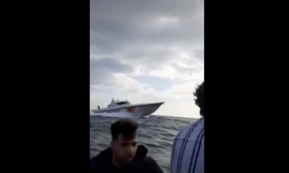 Τουρκικό σκάφος «σπρώχνει» μετανάστες προς τα ελληνικά παράλια (βίντεο)